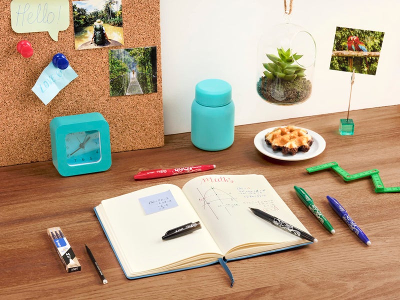 بايلوت قلم كرة دوارة قابل للمسح بالحرارة/الاحتكاك من بايلوت FR7 - خط متوسط ​​برأس 0.7 مم - حزمة محفظة مكونة من 3 قطع (أسود) - Image 3